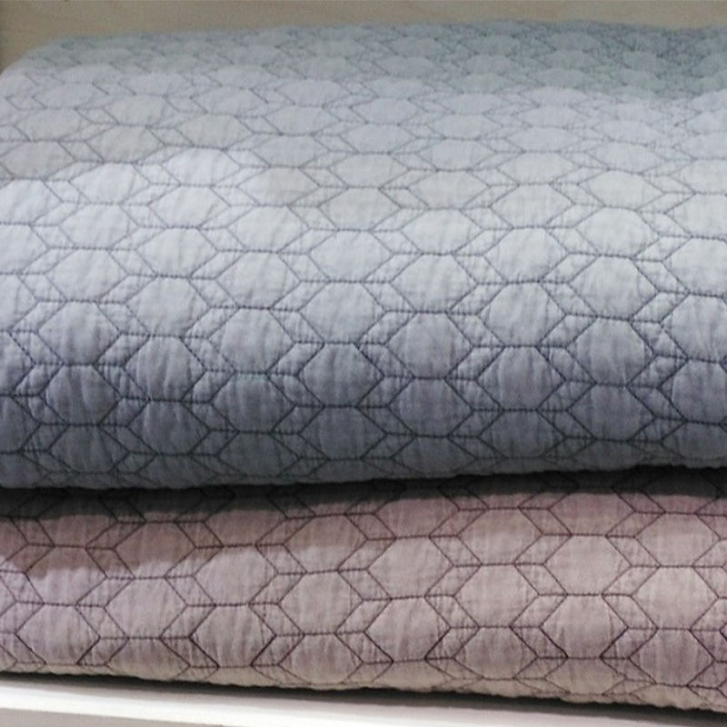 Cad iad na leideanna cothabhála do Soladach Microfiber Quilt Set?